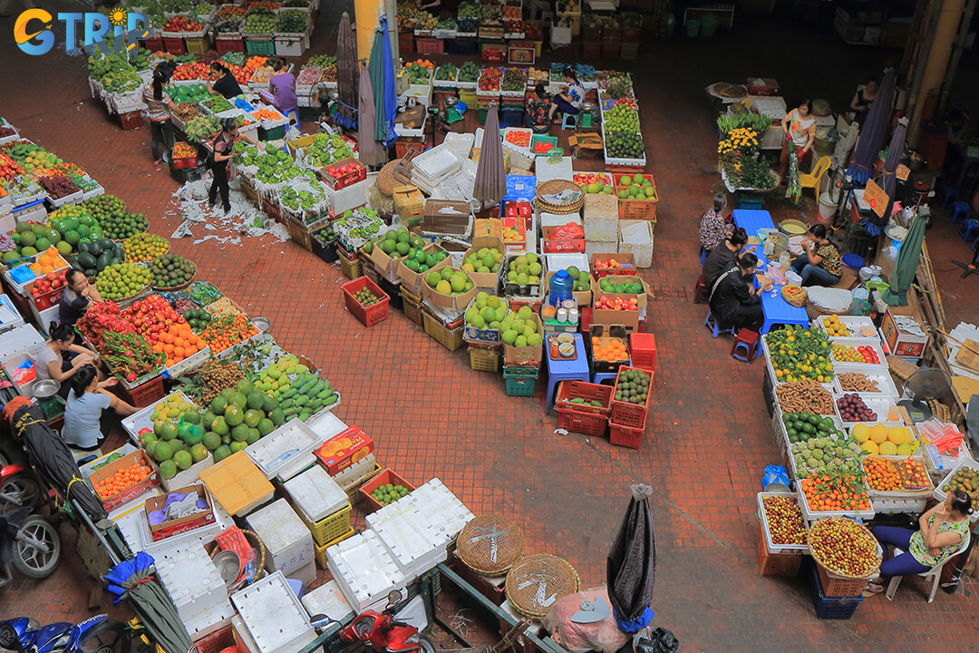 Make the most of your Hom Market experience with practical tips on bargaining, timing your visit, parking, bringing cash, staying alert, and navigating its bustling aisles