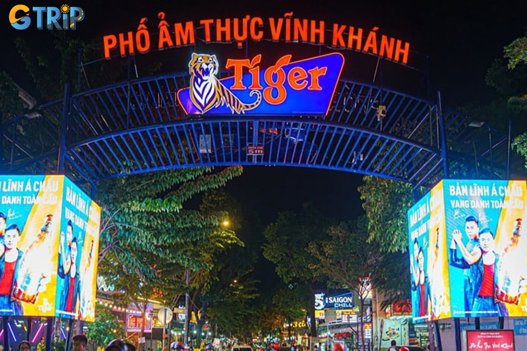 Make the most of your Vinh Khanh adventure with these local tips, come after 7 PM, bring cash, go with friends, and don’t hesitate to try something new