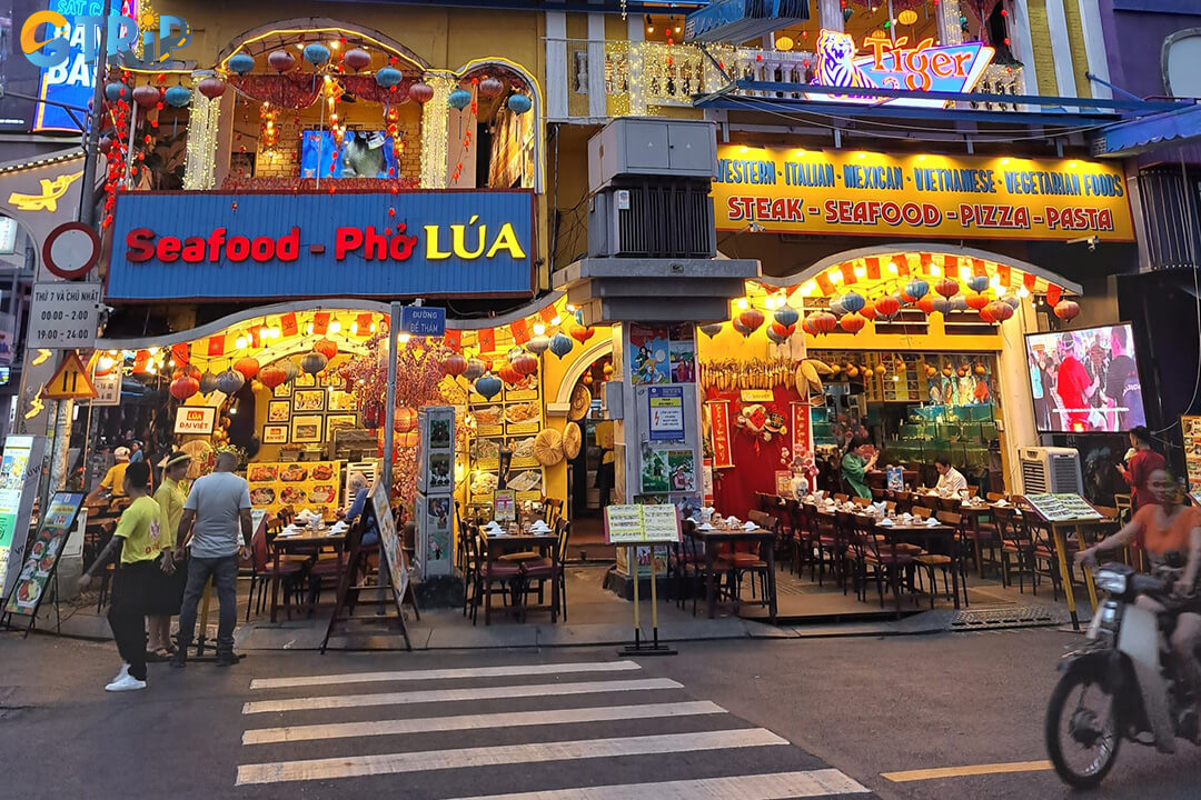 Make the most of your visit with these key tips, stay alert, expect noise and crowds, and be mindful of traffic to enjoy a smooth, safe experience in this lively area