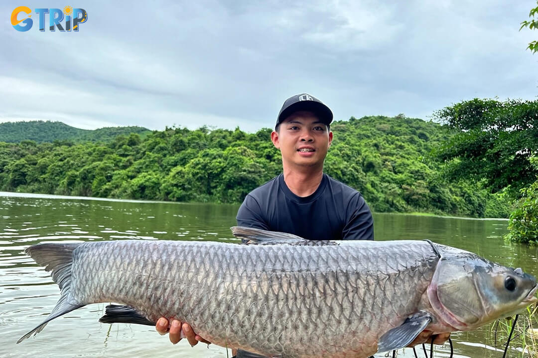 Man Quang Lake offers a challenging, off-the-beaten-path fishing experience in a quiet natural setting where patience and skill truly pay off