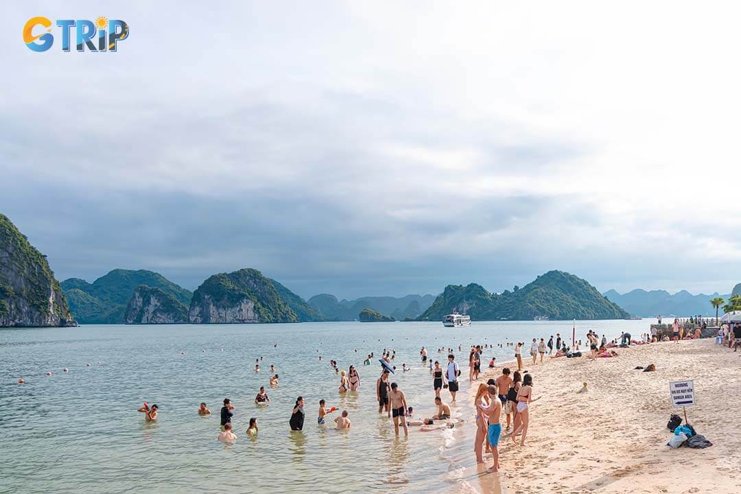 People relaxing on the Tinh Yeu Beach