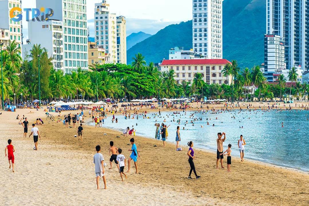 Many tourists are very excited to swim in Minh Chau