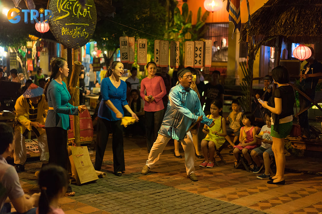 Many venues incorporate traditional folk performances, such as “Bai Choi” singing