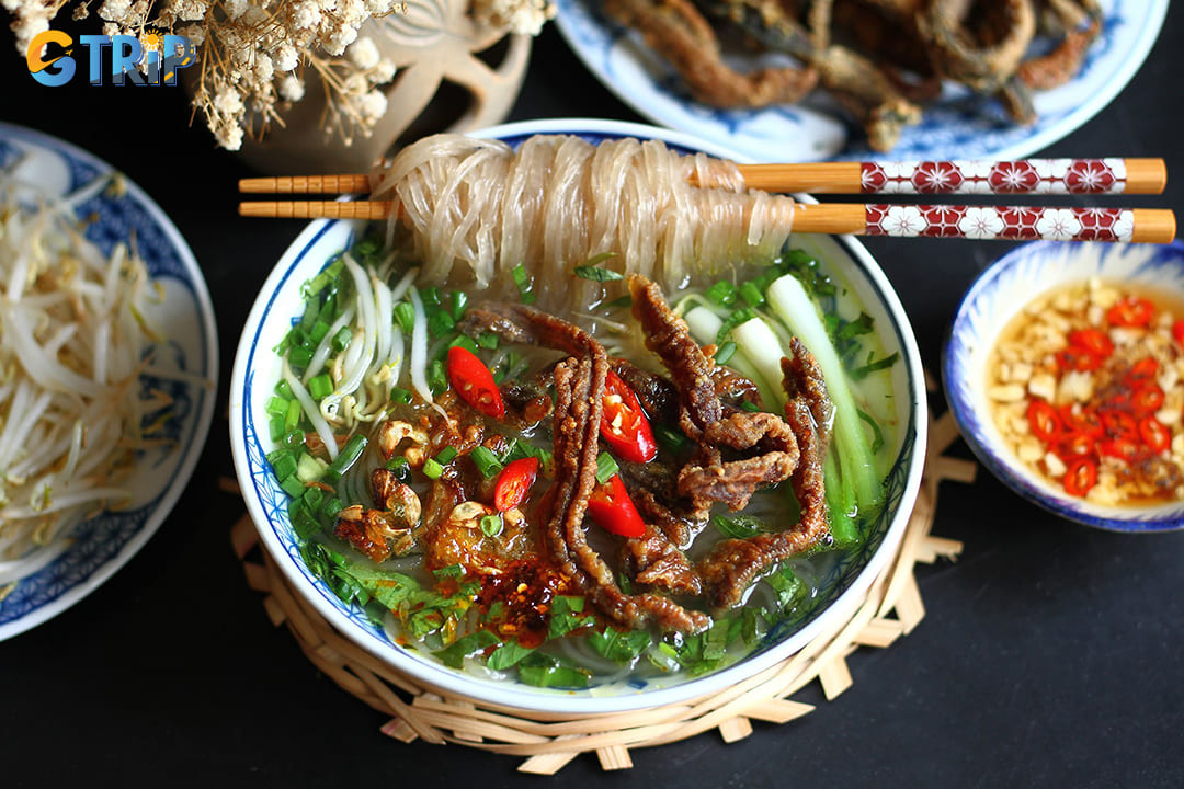 Mien luon showcases the unique texture of cellophane noodles (mien) paired with crispy or stir-fried eel