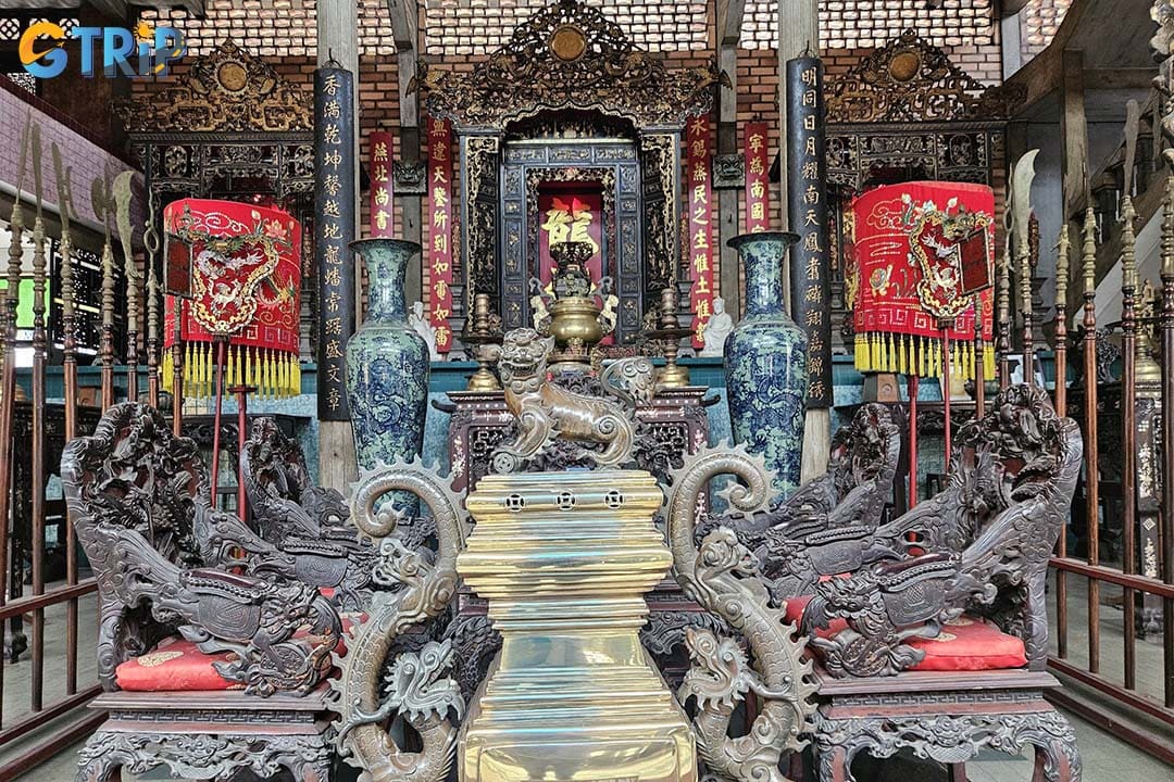 Minh Huong Communal House is a miniature museum preserving the values of 19th-century sculpture and calligraphy art