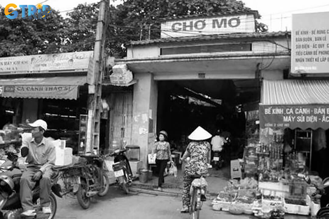 Mo Market’s rich history mirrors Hanoi’s transformation, evolving from a rural trading post into a modern underground marketplace while preserving its deep cultural roots