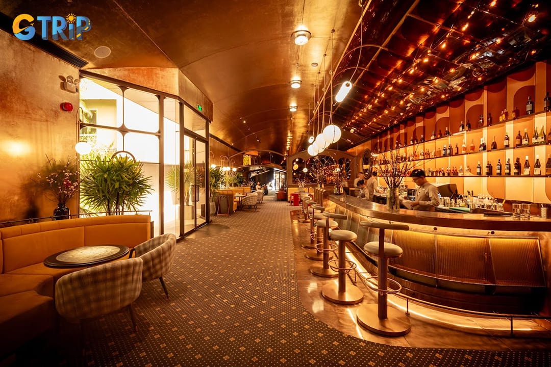 MOJO CAFÉ & BISTRO offers a dynamic setting with a diverse menu