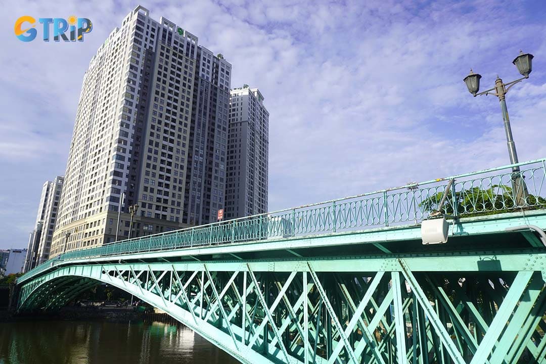 Mong Bridge earned its name from Saigon locals who likened its graceful arch to a “mong” or comb