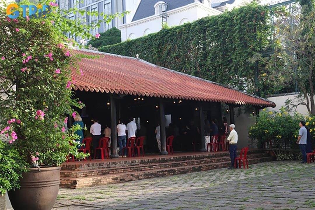 Mornings at Tan Xa Palace offer a peaceful chance to observe local worship and experience its role as a living spiritual site in the city