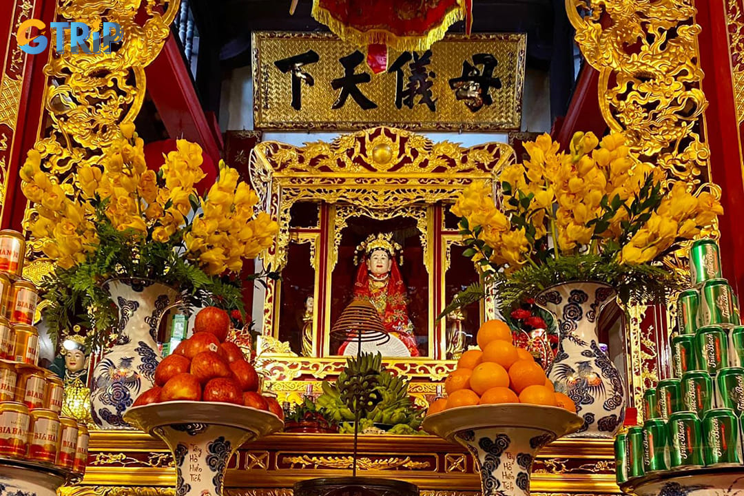 Mother Goddess Lieu Hanh, also known as Princess Quynh Hoa, holds the position of primary deity at Tay Ho Temple