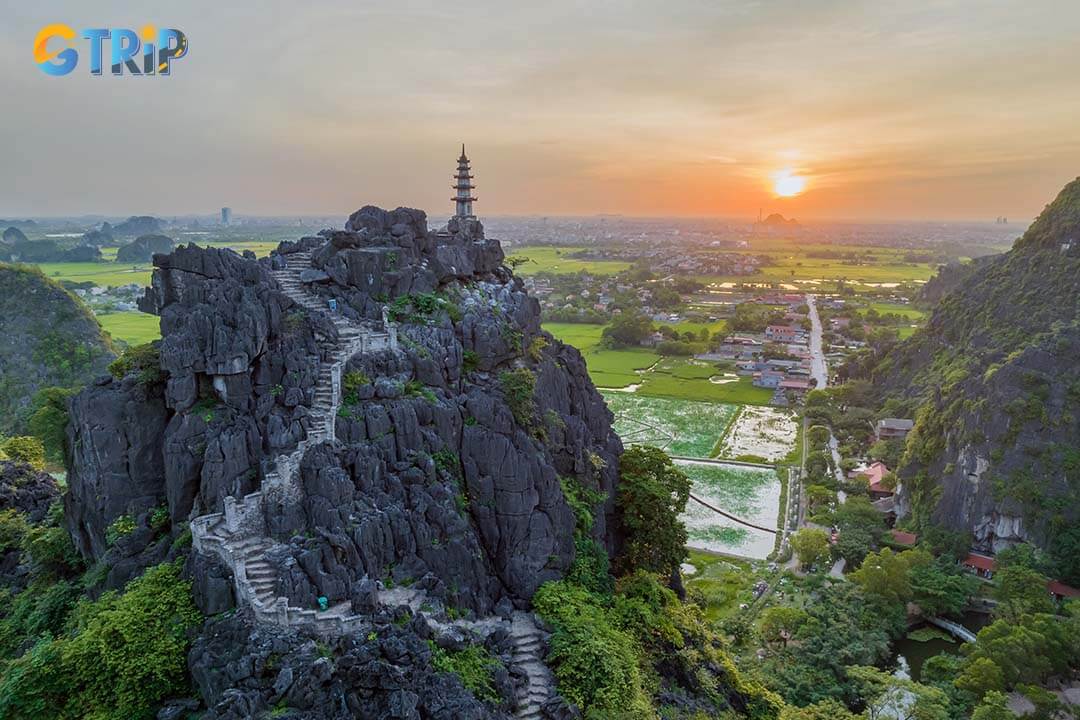 500-stone-steps to get to the top of the Mua Cave