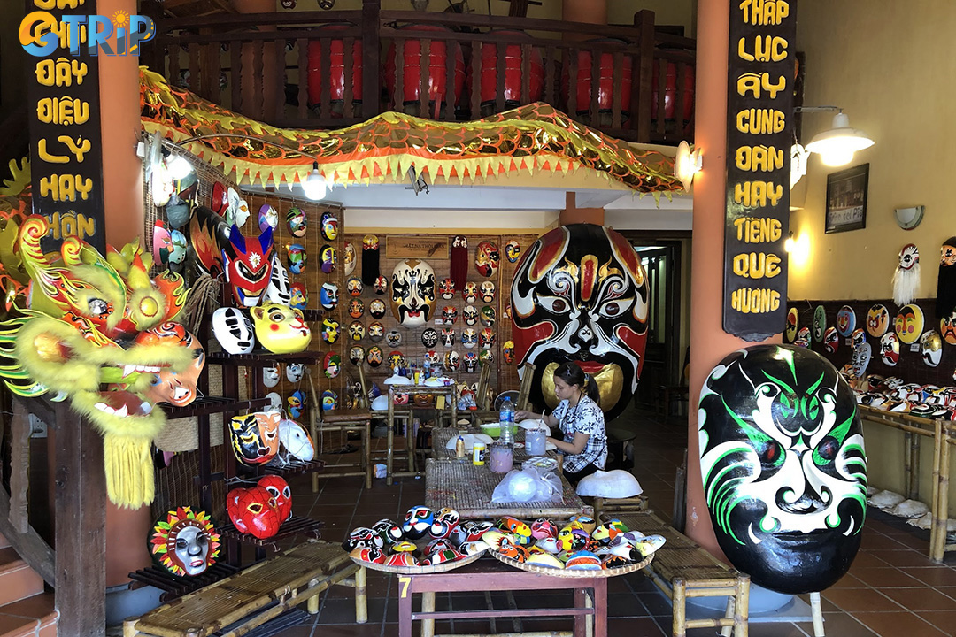 Museum of Folk Culture showcases nearly 500 artifacts and living traditions, highlighting performing arts, craft villages and occasional hands-on demonstrations