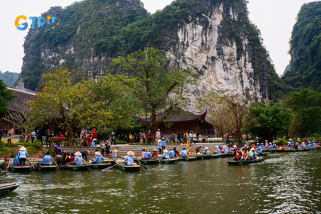 A large number of tourists visit Trang An by boat tour