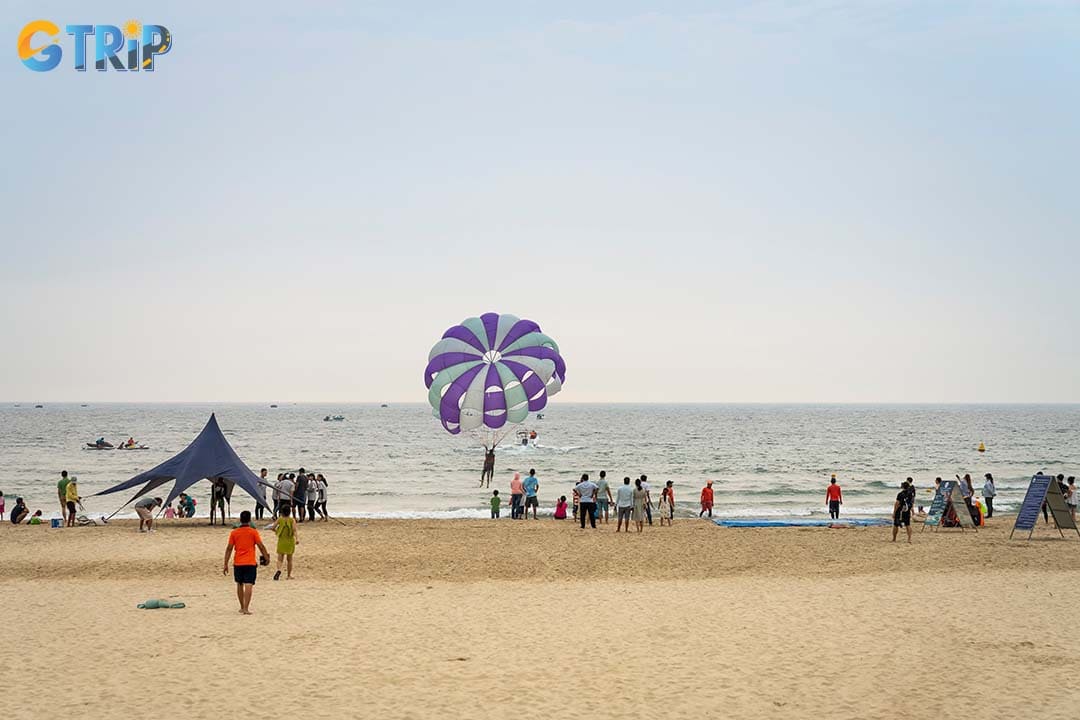 My Khe Beach is best known for its city views, beautiful coastlines ideal for parasailing in Da Nang
