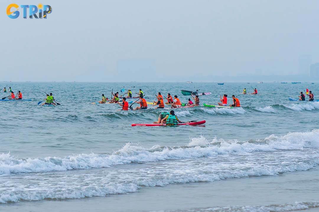 My Khe Beach is ideal for surfing and stand-up paddleboarding, with seasonal waves, easy equipment rentals, and stunning sunrise or sunset views along the coast