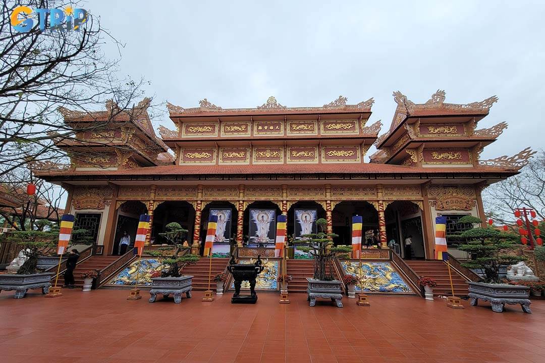 Nam Son Pagoda is a striking modern Buddhist complex just outside Da Nang’s center, with a peaceful atmosphere, and a role as an active place of worship open to all visitors