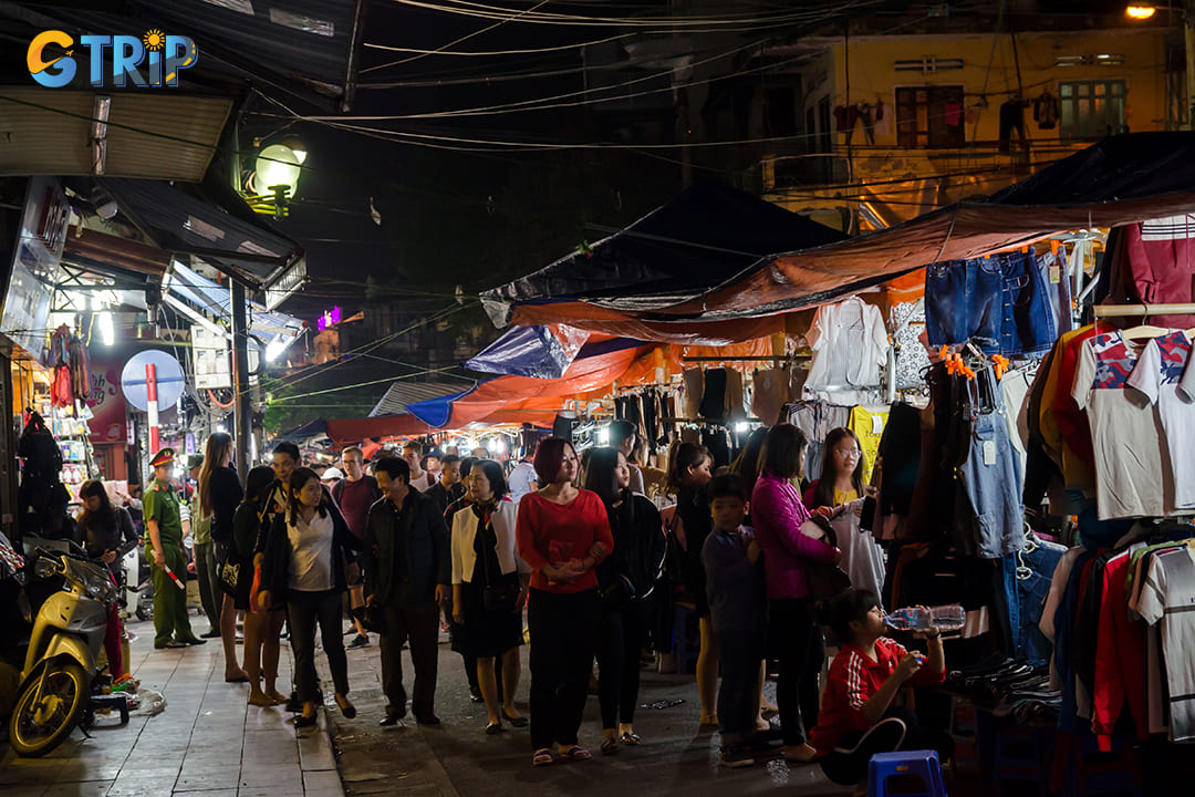 The Mid-Autumn Festival (Tet Trung Thu) in September transforms the night market into a wonderland of light and festivity