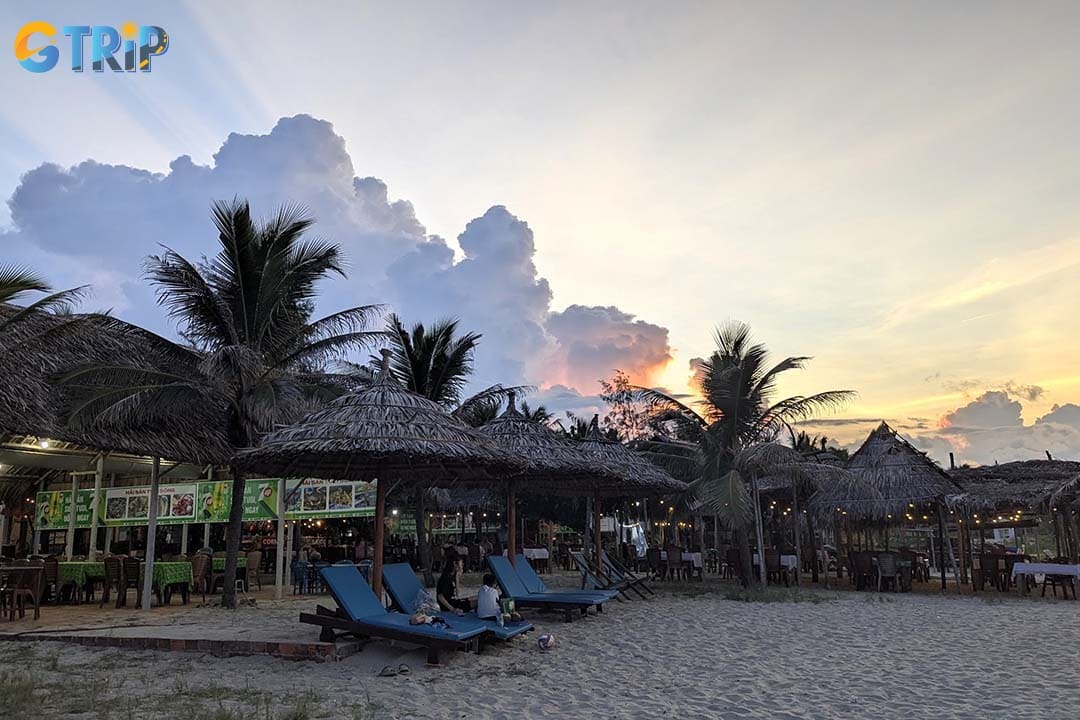 Near Ha My Beach, there are some villas, bungalows and hotels for visitors to stay