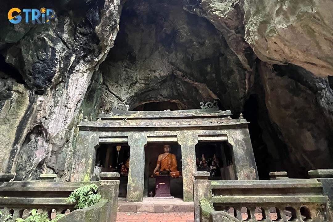 Near the main pagoda, a series of stupas honor revered monks such as Abbot Thich Tu Tri, offering insight into the pagoda’s spiritual lineage