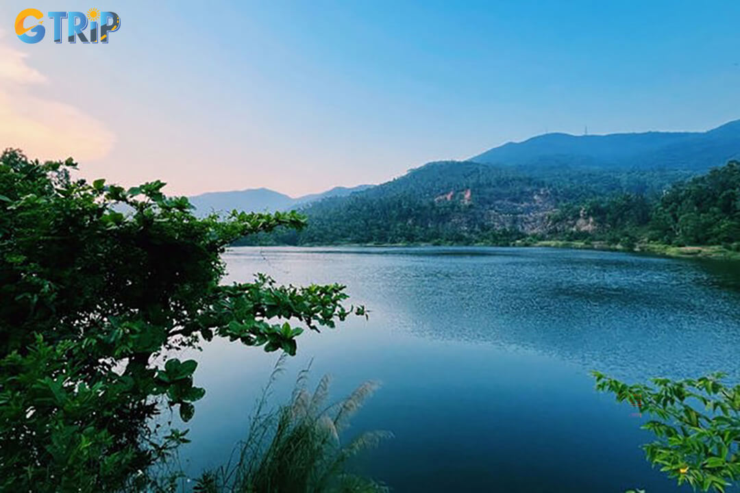 Nestled at the foot of Son Tra Peninsula, Ho Xanh is a scenic emerald lake ideal for a quick, peaceful fishing escape close to the city