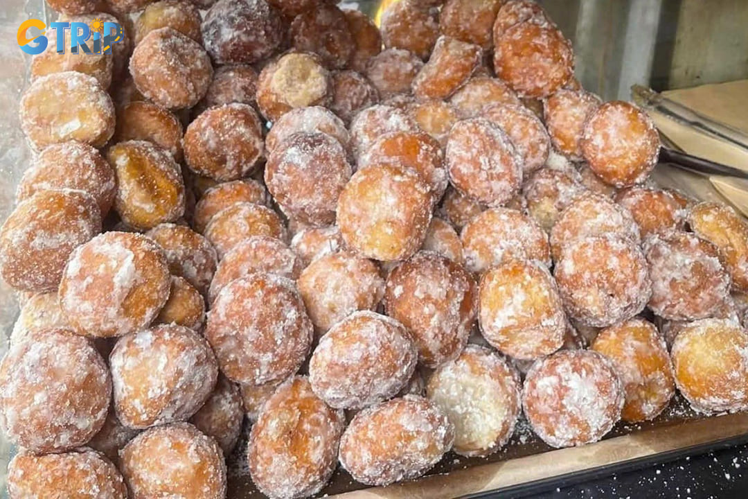 Nestled in a narrow alley off the bustling Kim Nguu Street, this humble fried cake stall has become something of a local legend