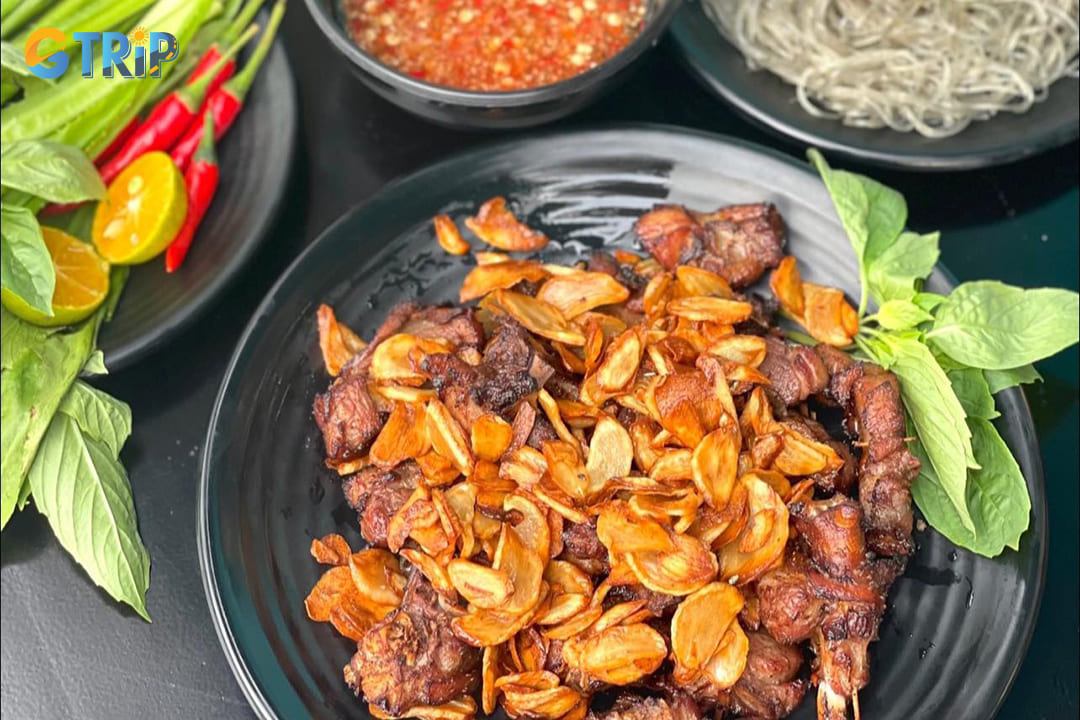 Ngan chay toi is a true Hanoi delicacy featuring tender duck meat stir-fried with abundant garlic until golden and aromatic