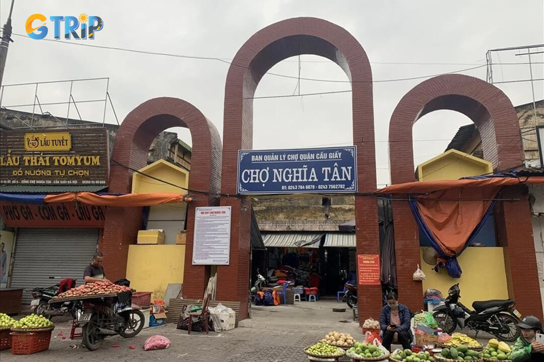 Nghia Tan Market near the National Museum of Nature offers fresh local goods and a vibrant food court with traditional Vietnamese dishes