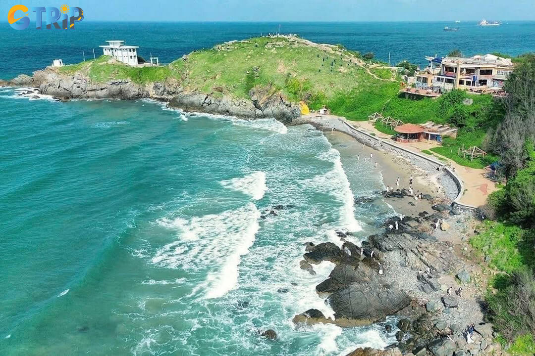 Nghinh Phong Beach is a dramatic, cliff-framed hidden cove behind the Christ the King Statue, celebrated for powerful waves, rugged scenery, and striking coastal photography