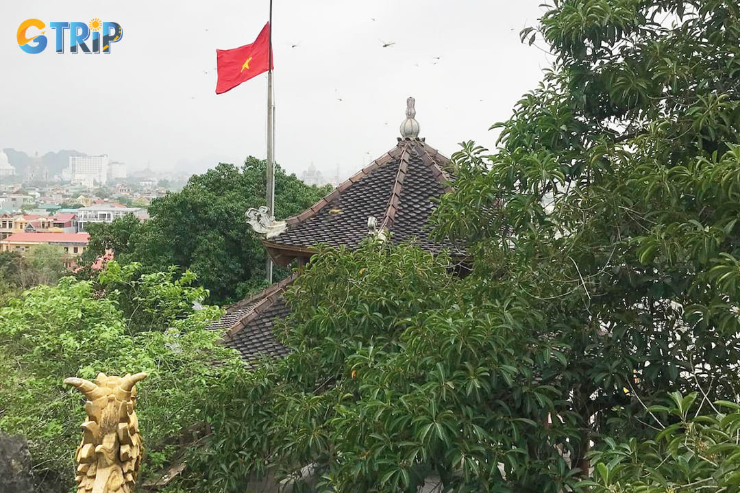 Sightseeing on Nghinh Phong Cac