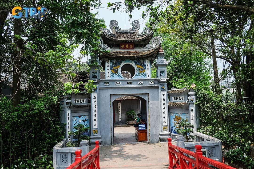 Dong Xuan Market is a vibrant maze of sights, sounds, and scents, and with the right tips, you can navigate its lively chaos with confidence and cultural respect