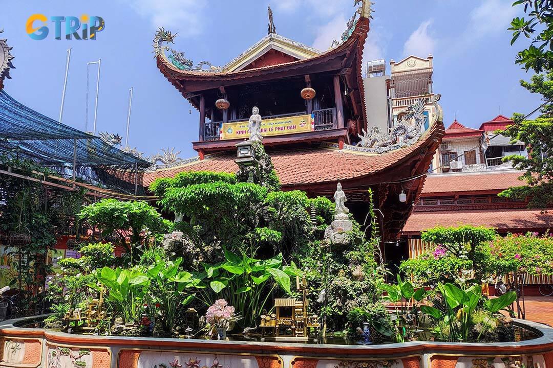 Ngoi Temple is a well-preserved 18th-century landmark known for its traditional architecture, ancestral worship rituals