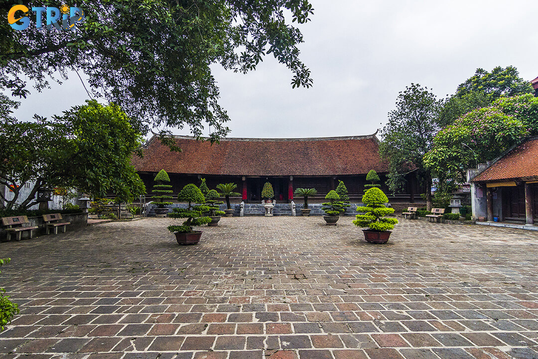 Ngu Trieu Dinh Quy is an 18th-century communal house now showcasing archaeological relics and traditional carvings