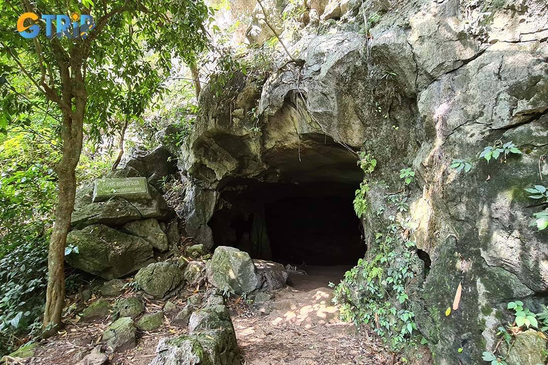 The entrance of Nguoi Xua Cave