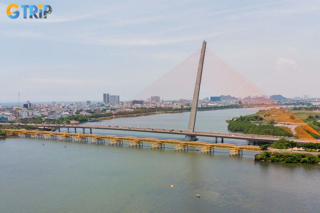 Nguyen Van Troi Bridge is the oldest bridge over the Han River, now a peaceful pedestrian walkway that blends wartime history with scenic city views