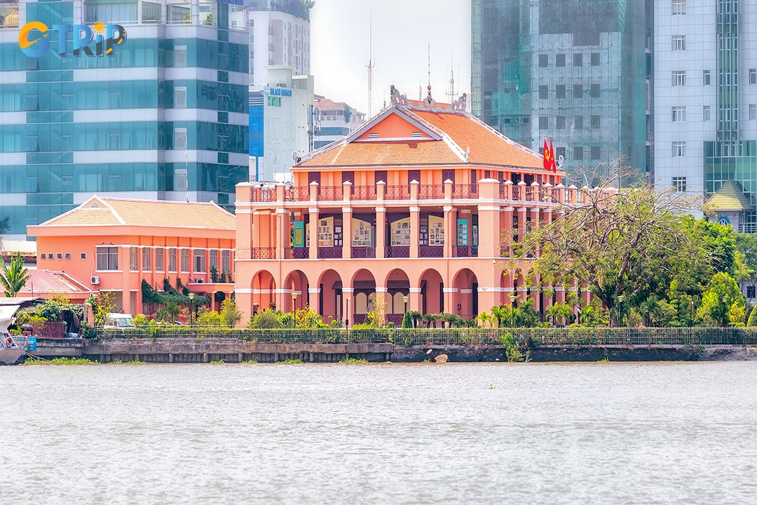 On June 5, 1911, at Nha Rong Wharf, young man Nguyen Tat Thanh (later President Ho Chi Minh) boarded the ship Amiral Latouche-Tréville to work as a kitchen assistant to have the opportunity to go to Europe, beginning his revolutionary journey.