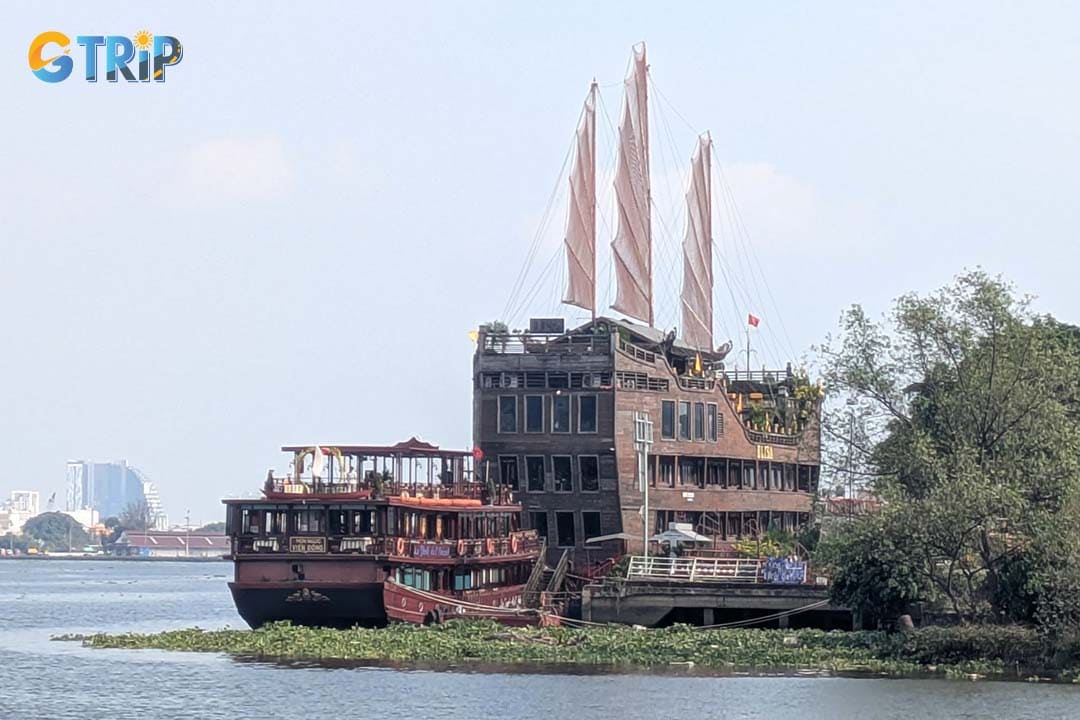 Nha Rong Wharf is easily accessible because it’s located near the central ward