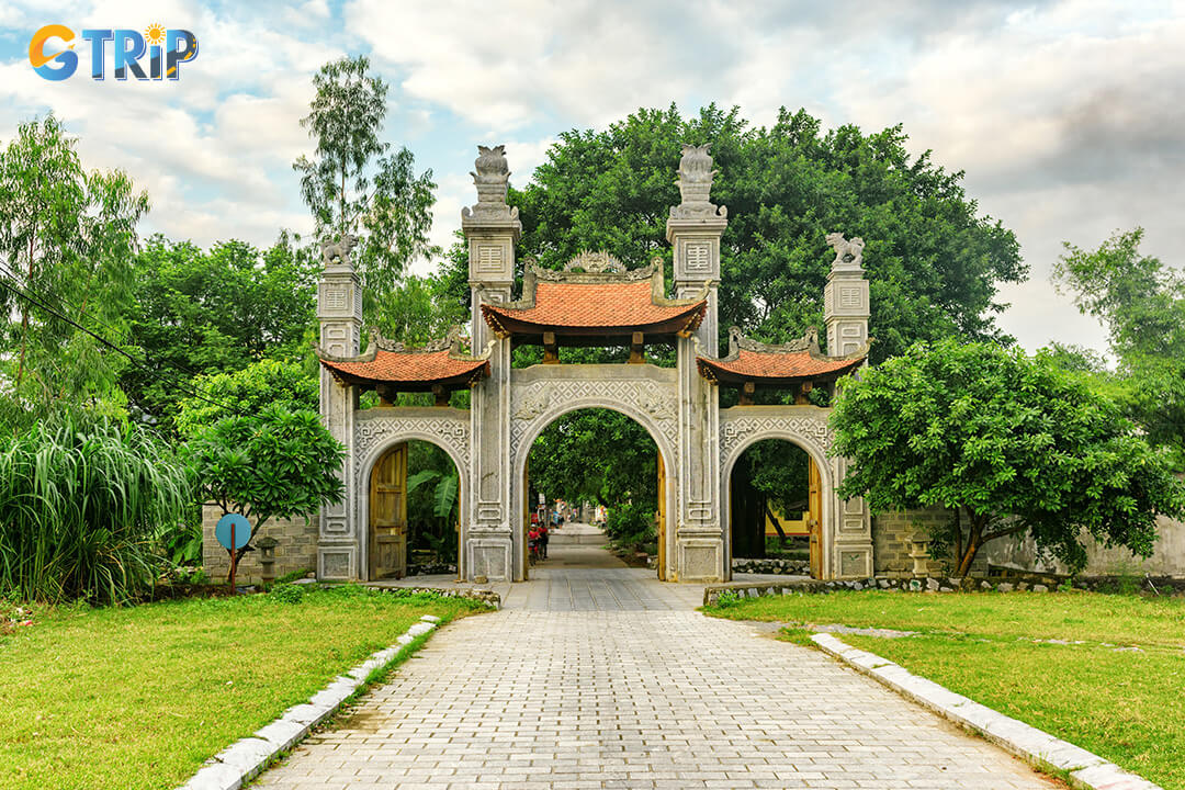 Entrance to Nhat Tru Pagoda