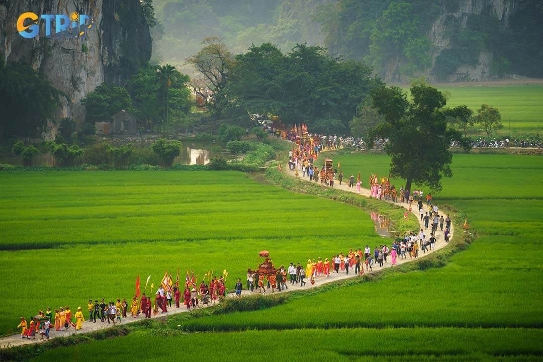 The procession of the gods of Dich Long Pagoda