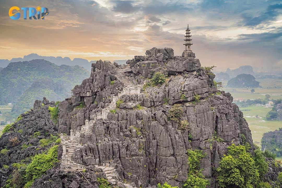 In November, Ninh Binh's temperature ranges from 20°C to 26°C, with warm days and cool mornings and evenings, making outdoor exploration comfortable