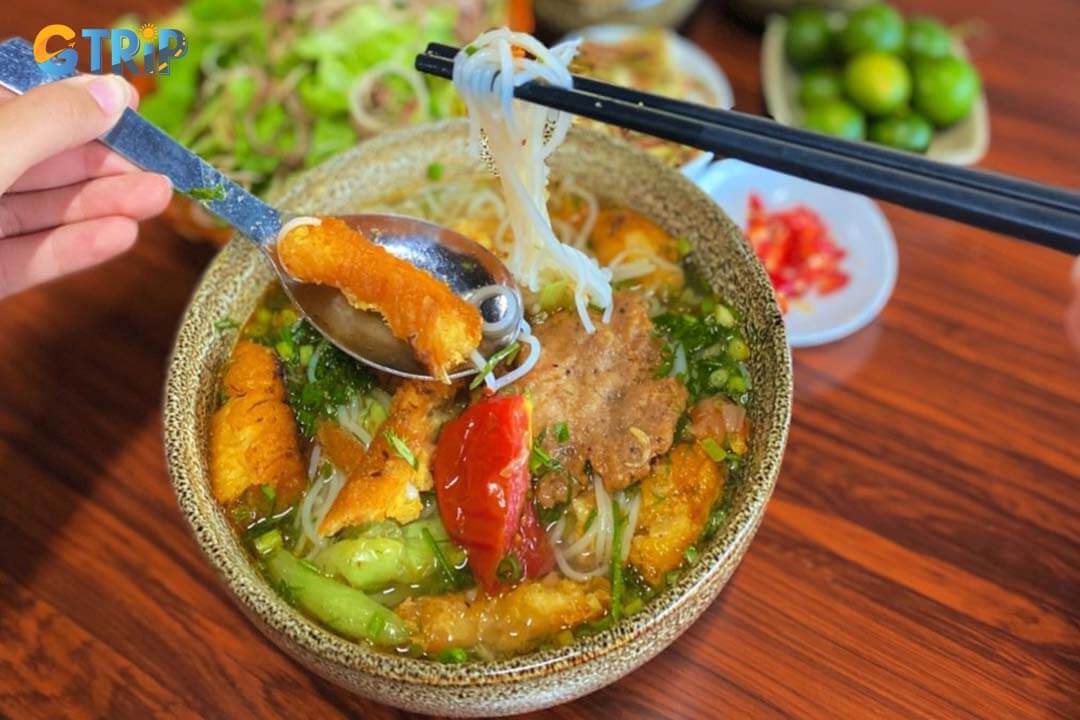 One of the specialty dishes of Ninh Binh is vermicelli noodle soup, when eating this dish you must definitely eat it with banh quai.