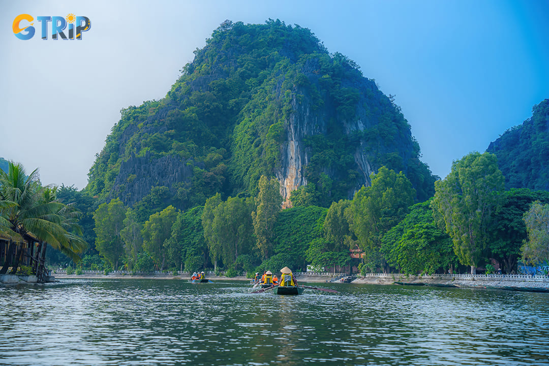 Ninh Binh’s weather in March is perfect for boat rides in Trang An