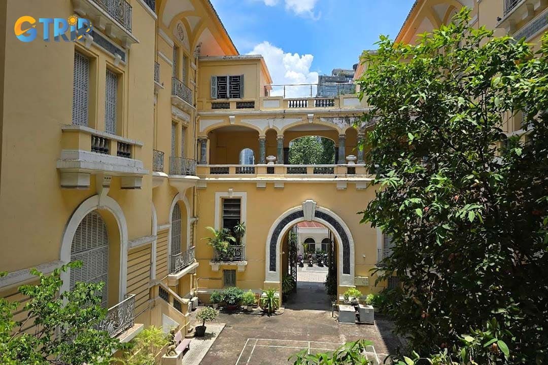 No account of this building is complete without the famous ghost story of the Hua family’s daughter, said to haunt the mansion after dying in isolation from leprosy