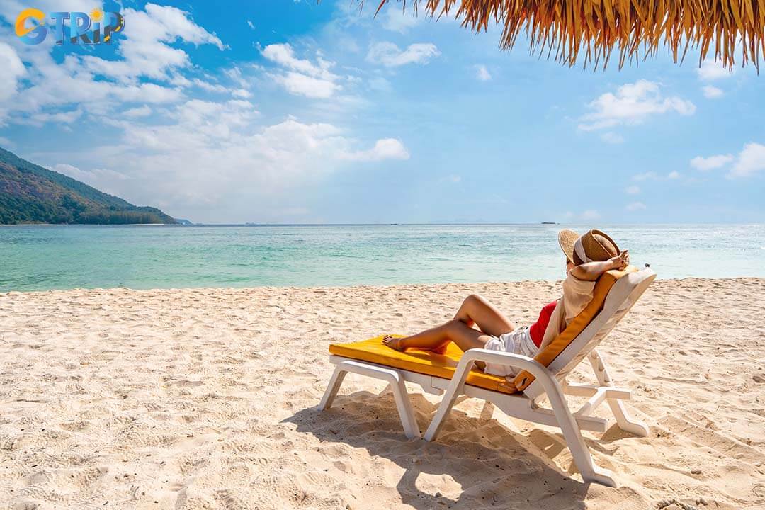 Non Nuoc Beach captivates visitors with its clear, calm waters, soft white sand, and tranquil atmosphere, perfect for swimming, relaxation, and mindful seaside moments