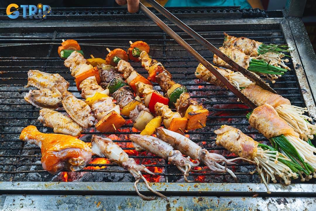 Non Nuoc Beach invites you to savor fresh, locally caught seafood at nearby seaside eateries, blending authentic Da Nang flavors with a relaxed oceanfront dining experience