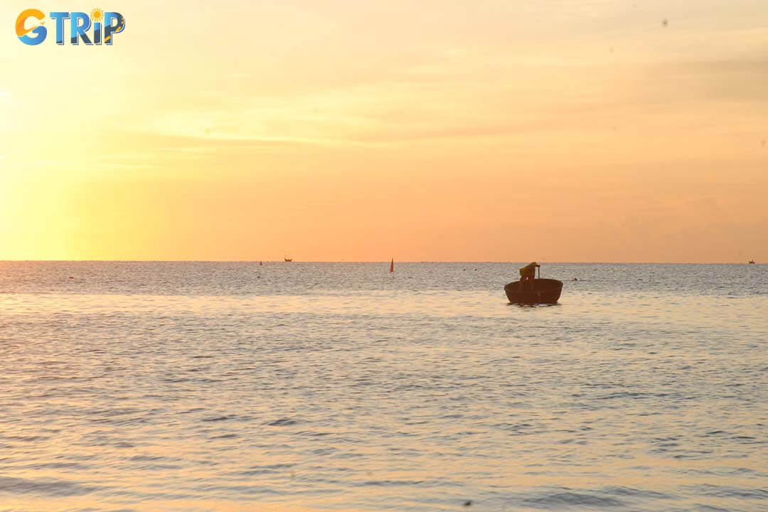 Non Nuoc Beach offers a peaceful and safe setting for light overnight camping, where you can sleep by the waves and wake up to a stunning ocean sunrise