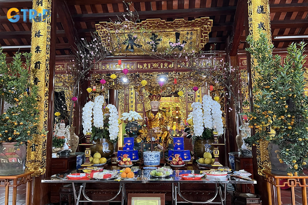 The shrine inside Non Nuoc Pagoda