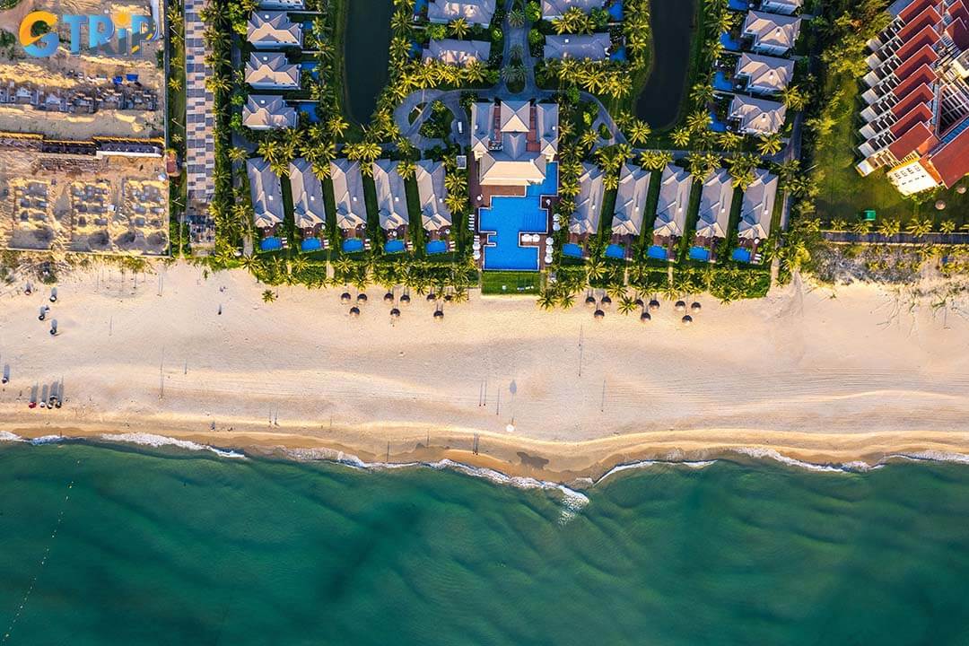 Non Nuoc Pagoda is an ideal base for exploring Marble Mountains, nearby caves, historic pagodas, and Non Nuoc Beach in one day