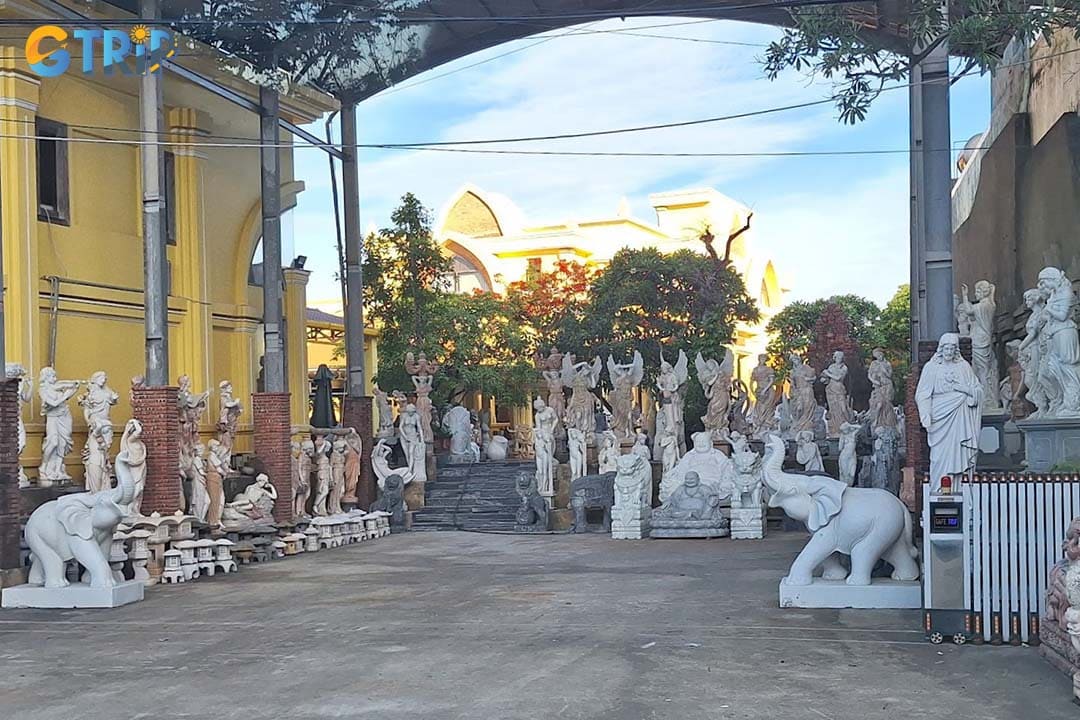 Non Nuoc Stone Carving Village is located near the Marble Mountains so it is easily accessible from many places