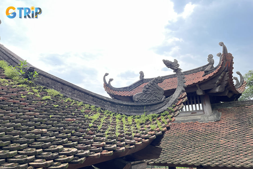 Notable features of the pagoda include the use of wooden carvings