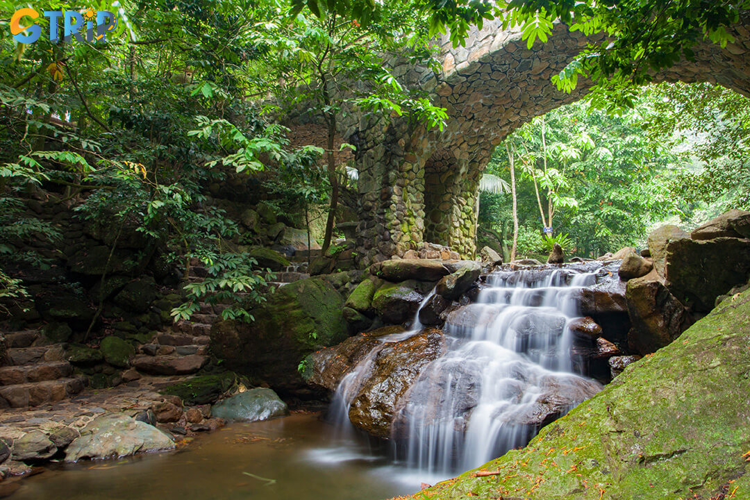 November offers Ba Vi National Park at its best, cool air, clear views, and ideal hiking conditions just a short trip from Hanoi’s bustle